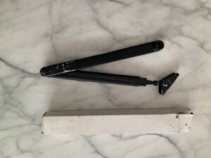 Cierrapuertas Tesa Assa Abloy CT3000 S/R Negro dañado - Imagen 3